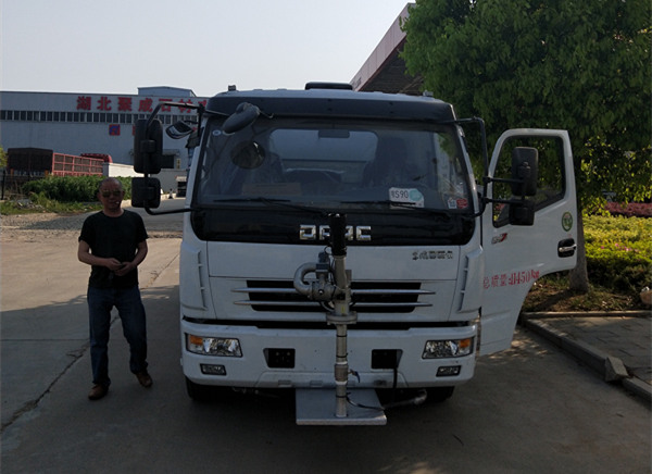 多利卡灑水車(chē)